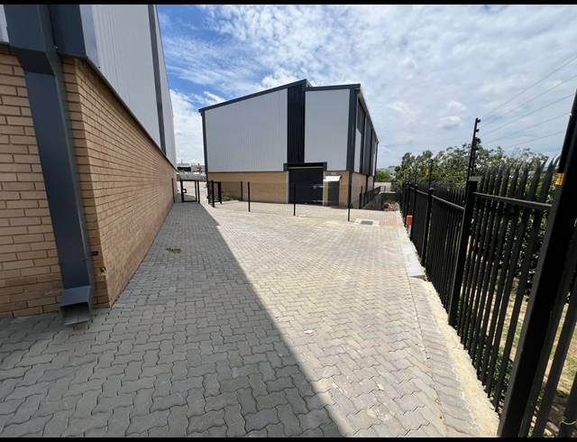 571M² WAREHOUSE TO LET IN SAMRAND BUSINESS PARK